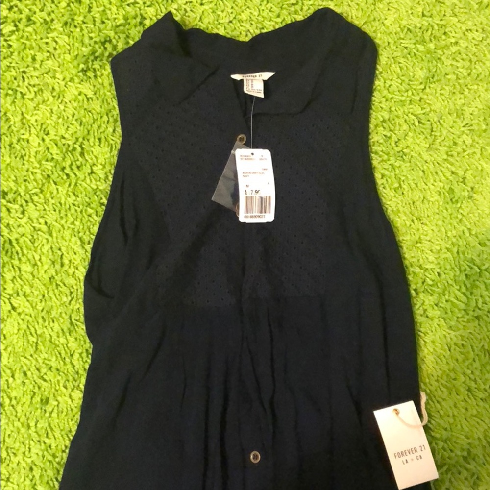 Navy blue Summer Top. NWT. size M